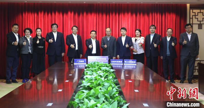 128962680_zsite.jpg 128962680_zsite.jpg